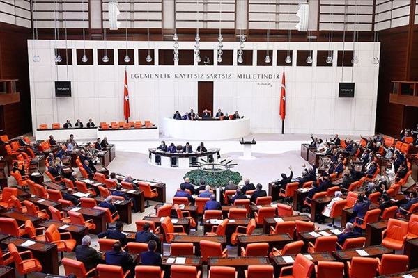 AK Parti kanun teklifini Meclis'e sundu