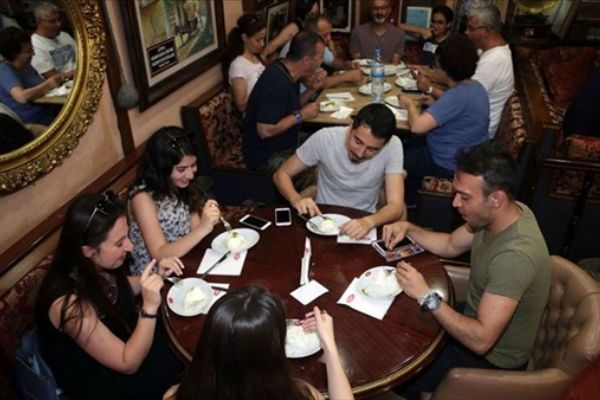 Dondurma yemek için Kahramanmaraş'a akın ediyorlar