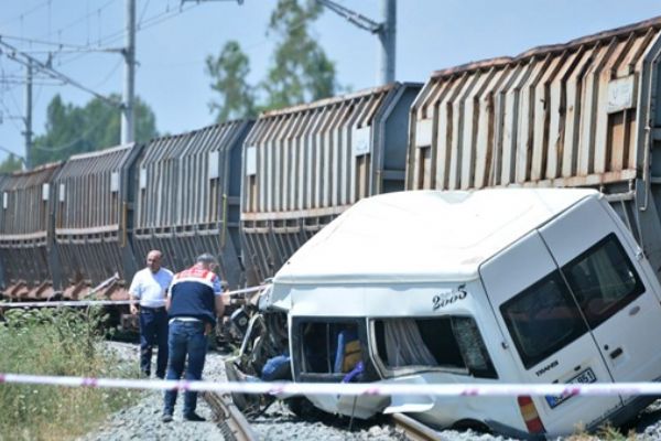 Mersin'de yük treni servis minibüsüne çarptı: 1 ölü, 8 yaralı