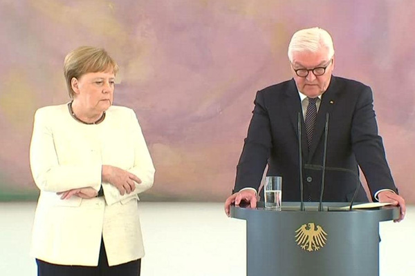 Merkel bir kez daha tir tir titredi