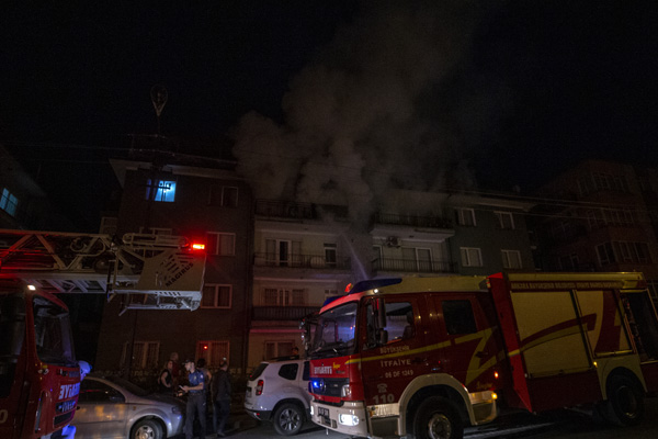 Ankara'da 3 kişi yangından son anda kurtarıldı