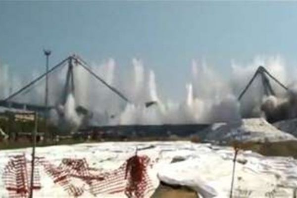 Çökme sonucu kullanılamaz hale gelen Morandi Köprüsü patlayıcılarla yıkıldı