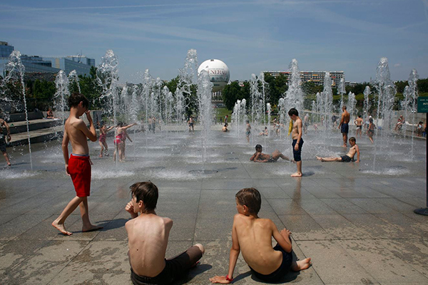 Avrupa yanıyor! Yollar eridi, demiryolları büküldü, okullar kapatıldı