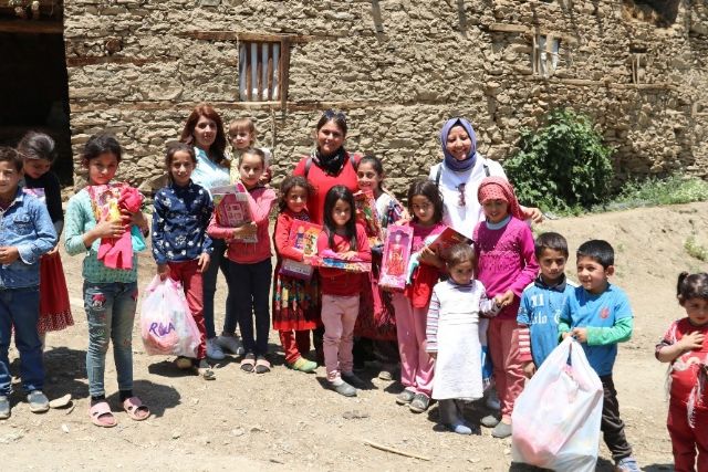 (Özel Haber) Köy çocuklarını sevindirmek için yüzlerce kilometre yol kat ettiler