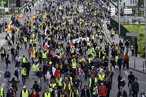 Fransa'da göstericiler yeniden sokaklarda