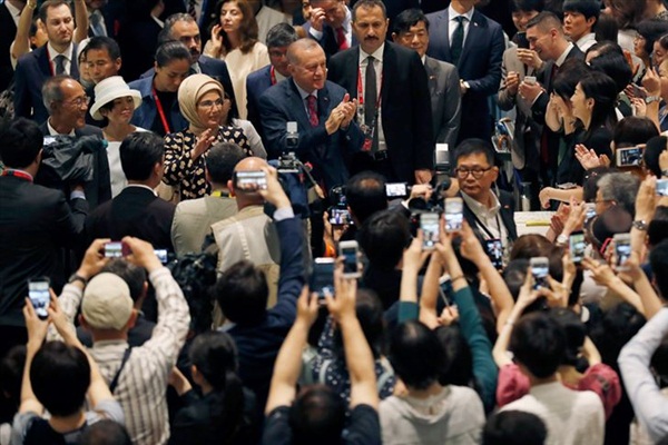 Erdoğan 'Hazineler ve Osmanlı İmparatorluğu'nda Lale Geleneği' temalı sergiyi ziyaret etti