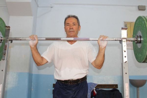 75 yaşındaki halterci gözünü dünya şampiyonluğuna dikti