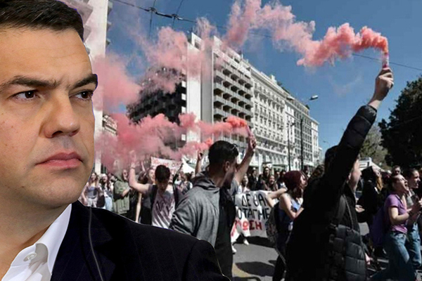 Yunanistan’da öfkeli gençler, Çipras’ın partisini terk ediyor!