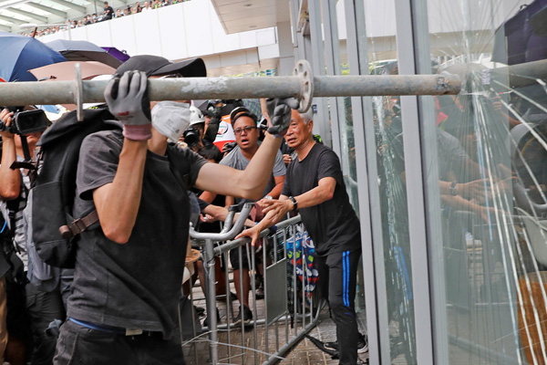 Hong Kong karıştı: Protestocular meclisi bastı