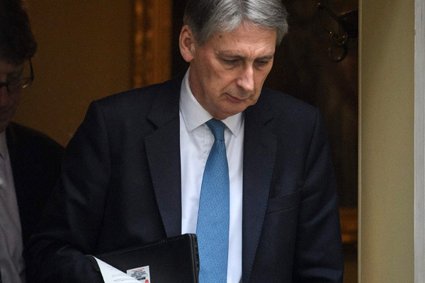 İngiltere’de Başbakanlık için aşırı vaatlere maliye uyarısı