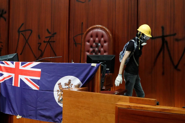 Hong Kong’da göstericiler İngiliz sömürge bayrağını parlamentoya astı