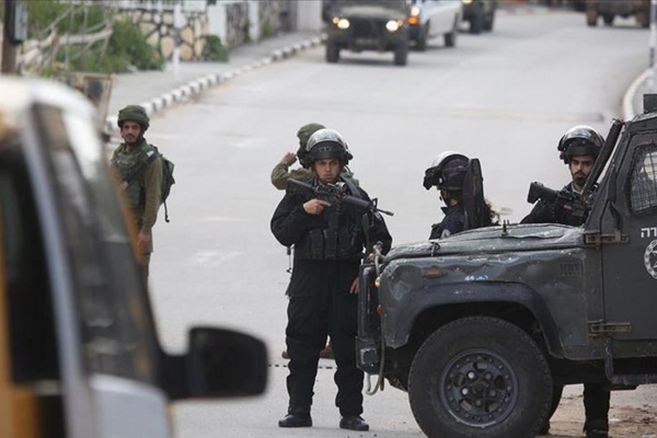 İsrail güçleri 22 Filistinliyi gözaltına aldı