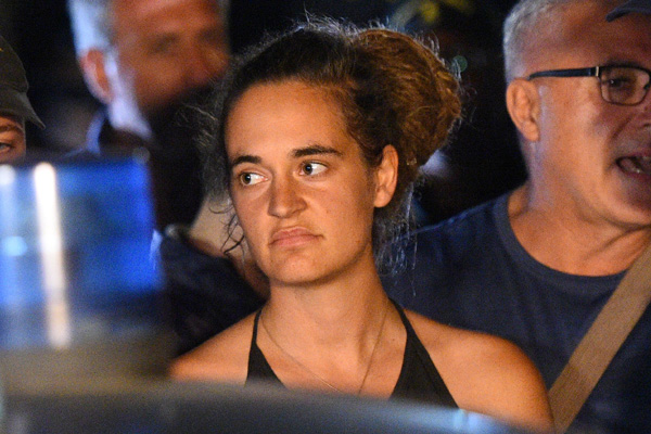 Göçmenleri kurtaran kaptan serbest bırakıldı