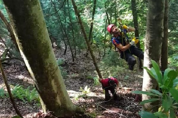 Ağaçta mahsur kalan paraşütçüyü AFAD kurtardı