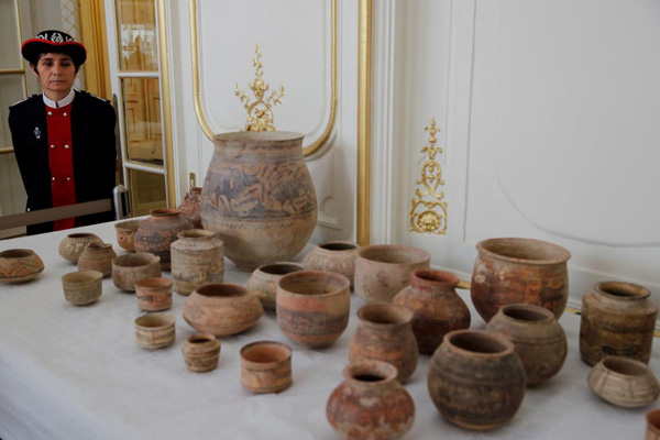 Fransa 445 parça tarihi eseri Pakistan'a iade etti