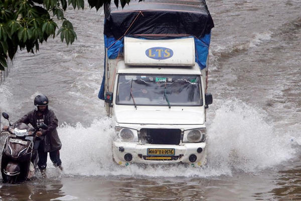 Hindistan'da baraj taştı: 6 ölü, 18 kayıp