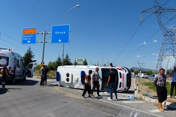 Konya'da hasta taşıyan ambulans kaza yaptı: 4 yaralı