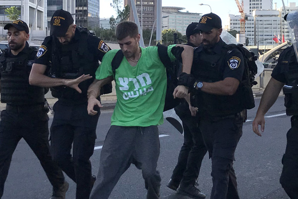 İsrail'de gerginlik artıyor: Göstericiler gözaltına alınıyor