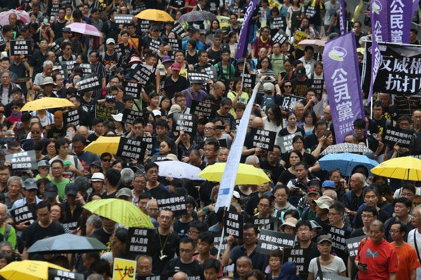 Hong Kong protestoları İngiltere ile Çin arasında diplomatik kriz yarattı