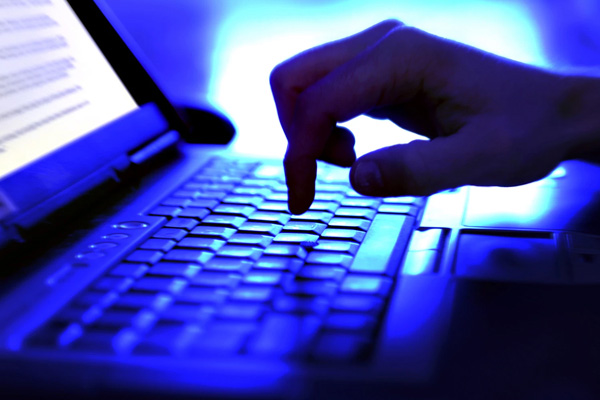 Fransa'da internette nefret içerikli paylaşımlar 24 saatte kaldırılacak