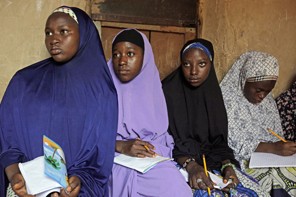 Nijerya'da öğrencilerden okula girmeden başörtülerini çıkarmaları istendi