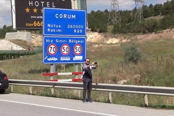 Barış Manço'dan esinlenip 81 ilin tabelasıyla 'öz çekim' yaptı