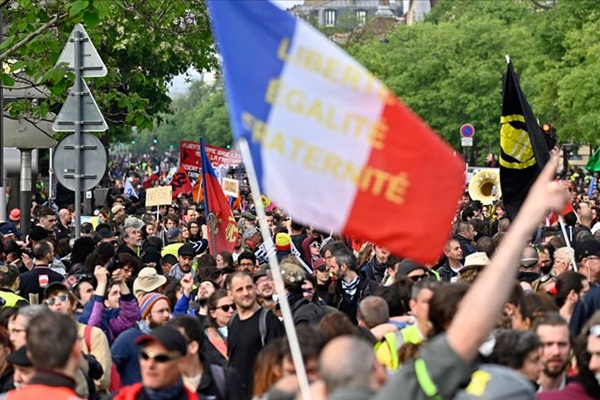 Fransa'da sarı yelekliler yeniden sokaklarda