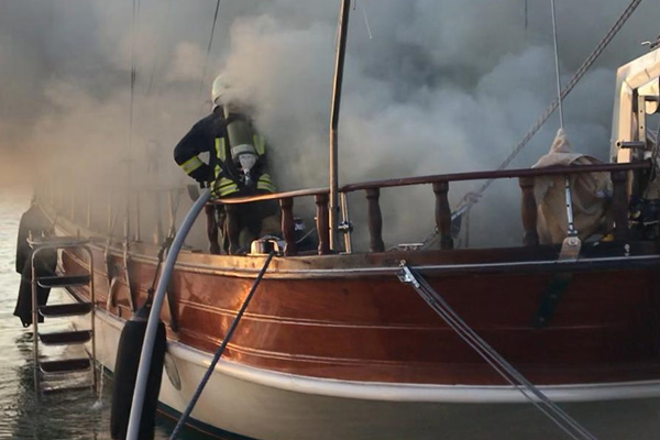 Muğla'da ahşap gulet yandı