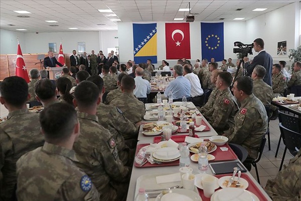 Erdoğan Butmir'deki Türk askerlerini ziyaret etti