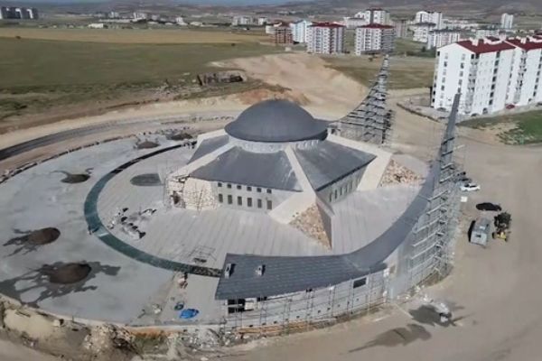 'Ay yıldız' mimarili cami ibadete gün sayıyor