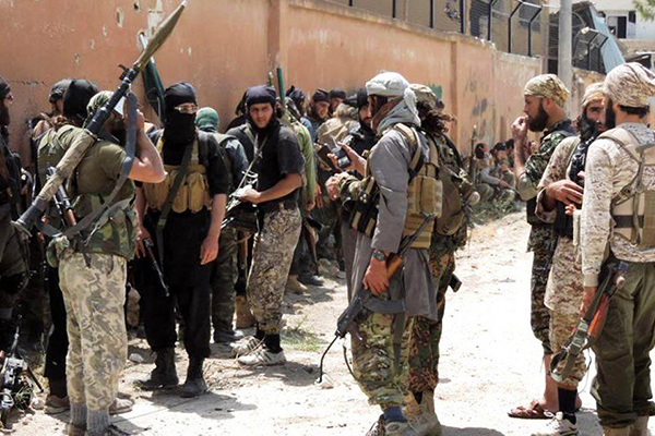 Suriye’de muhalif savaşçılar, bir kasabayı daha ele geçirdi