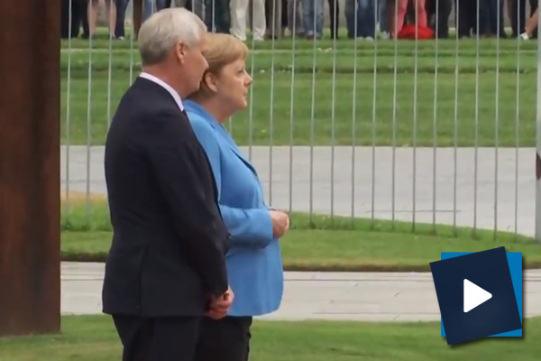 Merkel, kameralar önünde üçüncü kez titreme nöbeti geçirdi