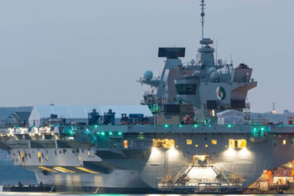 İngiltere'nin tarihteki en güçlü savaş gemisi su aldı, tatbikat yarıda kesildi