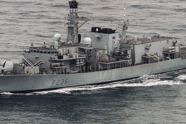 Hürmüz'de yeni bir gerilim daha: İngiliz donanması İran teknelerini durdurdu