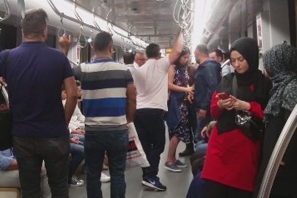 Metroda başörtülü kadını hedef alan şahıs olay çıkardı