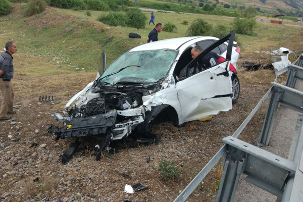 Amasya'da otomobil bariyere çarptı: 3 yaralı