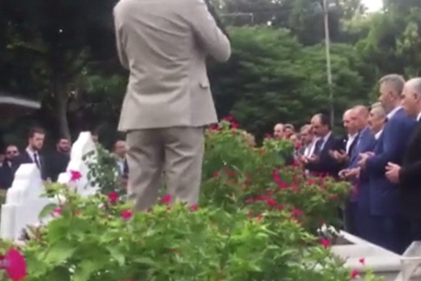 Erdoğan, Erbakan'ın mezarını ziyaret etti