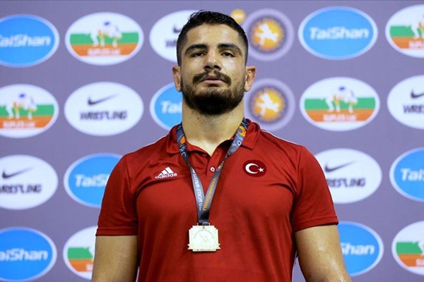 Milli güreşçi Taha Akgül'den altın madalya
