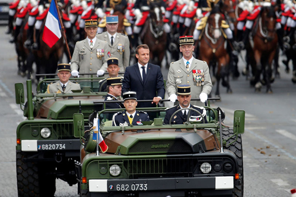 Macron, Bastille Günü törenlerinde yuhlandı!