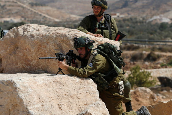 İsrail güçleri Batı Şeria'da 10 Filistinliyi gözaltına aldı