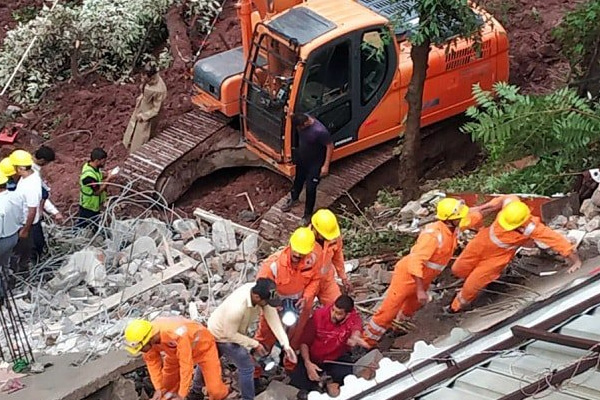 Hindistan'da bina çöktü: 8 ölü
