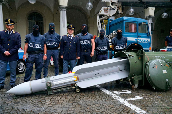 İtalya polisi aşırı sağcıların cephaneleğinde füze ele geçirdi