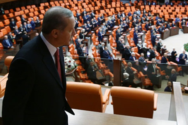 Erdoğan, Gazi Meclis'ten askeri törenle uğurlandı