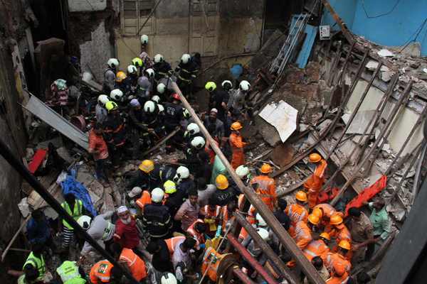 Hindistan'da bina çöktü: 2 ölü