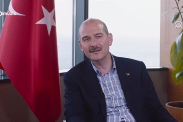 Soylu, Türk Polis Teşkilatı için türkü söyledi