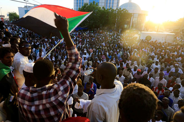 Sudan'da ordu ile siviller geçici ortak yönetimde anlaştı