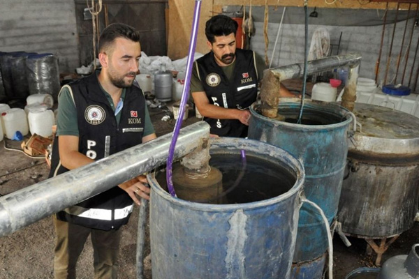 Adana'da 5 bin 400 litre sahte içki ele geçirildi