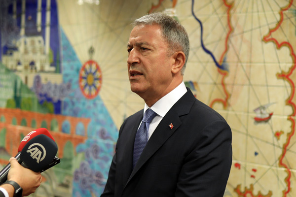 Bakan Akar ve komutanlar Suriye sınırında