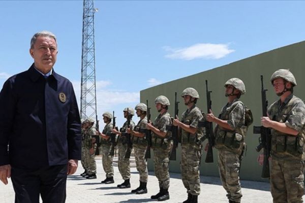 Milli Savunma Bakanı Akar ve komutanlar Suriye sınırında