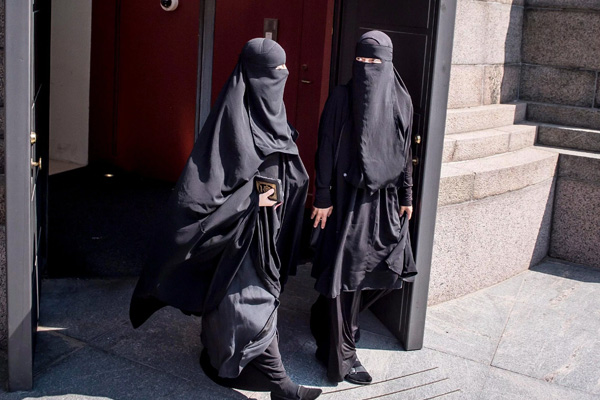 Hollanda'da burka yasağı cezalarını Nida partisi ödeyecek